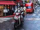 Poslíek na motocyklu projídí ulicí jihokorejského Soulu. (záí 2020)