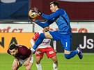 Sparanský branká Florin Nita zasahuje v utkání s Pardubicemi.