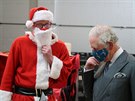 Britský princ Charles hovoí s potovním pracovníkem v pevleku Santa Clause....