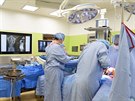 Brn�n�t� ortopedi�t� l�ka�i operovali s nov�m syst�mem Ennovate skoli�zu...