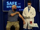 Viceprezident USA Pence se nechal naokovat vakcínou proti covidu-19