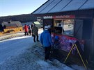 Jeden z mla otevench bufet pro lyae v Peci pod Snkou (19. prosince 2020)