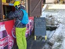 Jeden z mla otevench bufet pro lyae v Peci pod Snkou (19. prosince 2020)