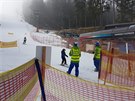 Pracovnci skiresortu v Peci hldaj, aby lyai mli pi nstupu na lanovku...