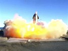 Prototyp rakety Starship spolenosti SpaceX pi pistání na závr cvieného...