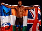 MMA zápasník Alex Lohoré nastupuje do klece se temi vlajkami, s vlajkou...
