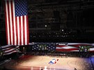 Americká vlajka a hymna patí k zápasm NBA, pokleknutí hrá bylo novinkou....