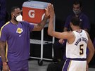 LeBron James (vlevo) z LA Lakers gratuluje mladému spoluhrái Talenu...