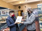 Prezident Agentury Dobr� den Miroslav Marek (vpravo) p�ed�v� certifik�t o...