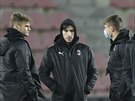 Fotbalisté AC Milán na obhlídce trávníku na Letné.