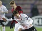 Daniel Maldini z AC Milán uniká sparanovi Adamu Karabcovi.