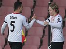 Jens Petter Hauge z AC Milán oslavuje svj gól proti Spart s Diogo Dalotem.