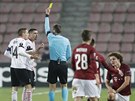 Rade Krunic z AC Milán dostává lutou kartu v utkání Evropské ligy se Spartou.