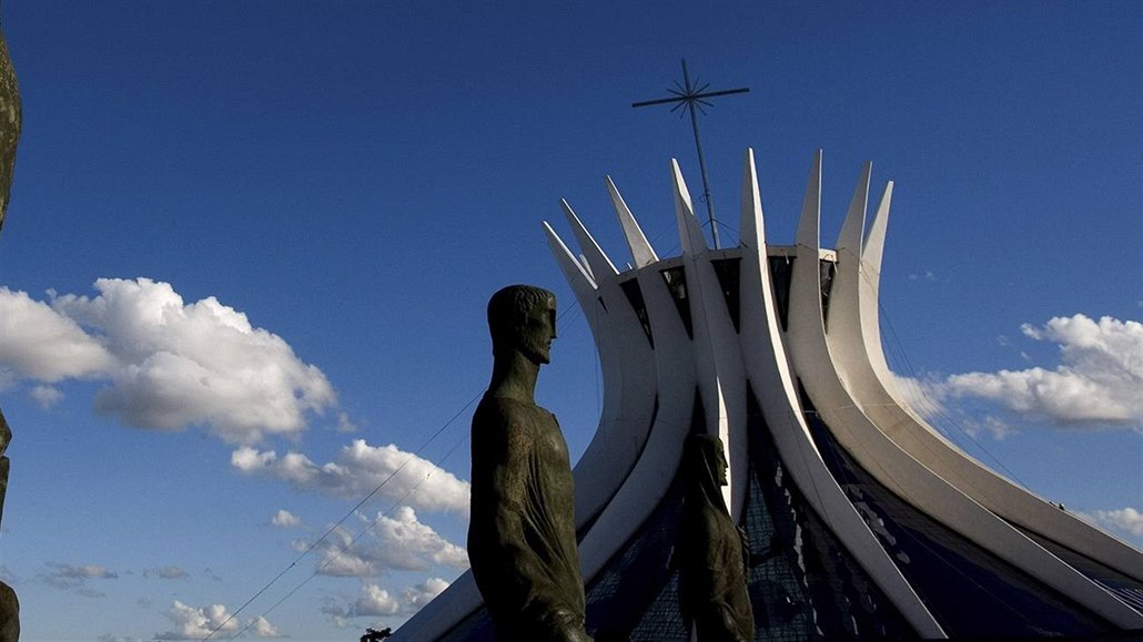 Niemeyerova mstská katedrála Zjevení Panny Marie  v Brasilii