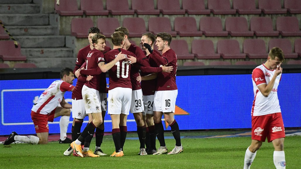 Radost spar�anských fotbalist� ze vst�elené branky v ligovém utkání proti...