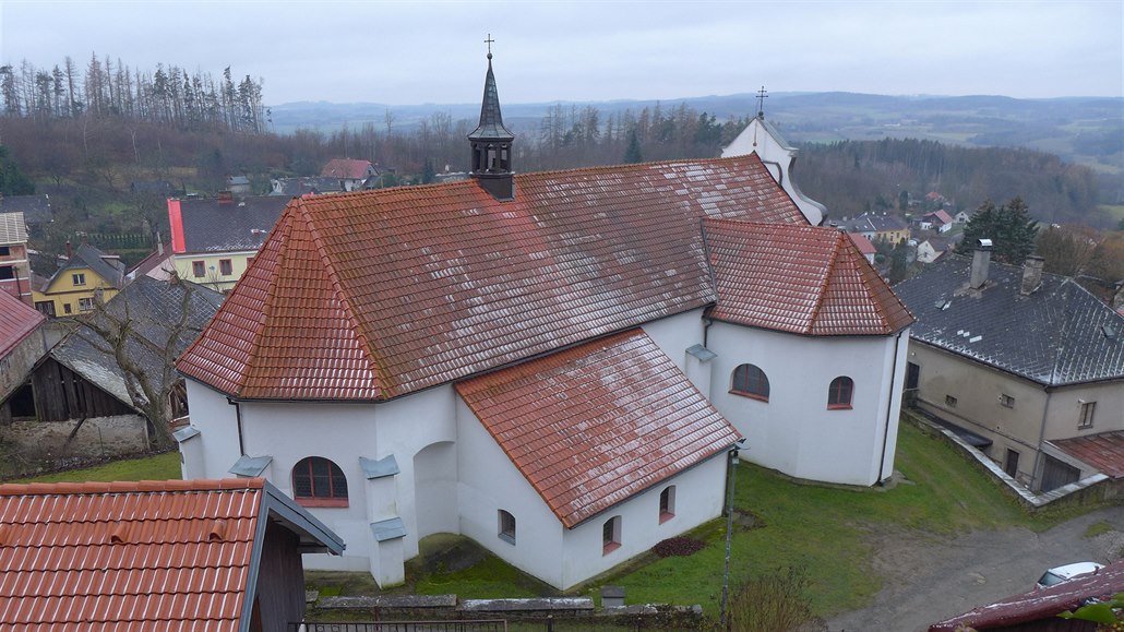 Zvon ve vi ímskokatolického kostela v Lipnici musel být kvli oprav...