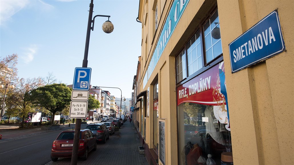 Běžní řidiči ve Smetanově ulici ve Vsetíně nezaparkují, povolené bude jen...