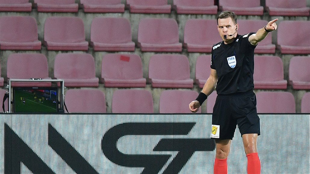 Rozhodí Pavel Rejek naizuje penaltu v zápase Sparta - Zlín