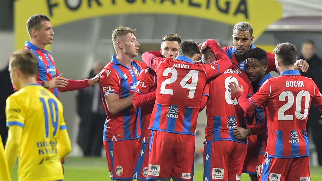 Fotbalisté Plzn� se radují z prvního gólu zápasu s Teplicemi.