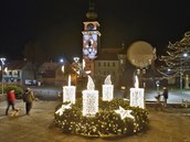 Originální velký adventní vnec a nasvícený kostel v pozadí. Na takovou vánoní...