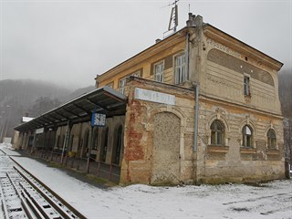 Budova nádraží v Hrubé Vodě je ve špatném stavu. V roce 2018 ji koupil...