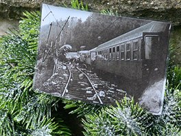 Fotografie na pietním míst� u �elezni�ního viaduktu u �ikonína na Brn�nsku...