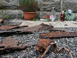 Fragmenty vlakové soupravy na pietním míst� u �elezni�ního viaduktu u �ikonína...