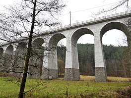 Z viaduktu u �ikonína na Brn�nsku se v roce 1970 po srá�ce s nákladním vlakem...