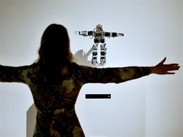 Bioloid je robotický tanečník, který zopakuje pózu návštěvníka.
