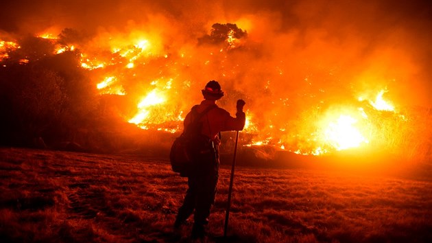 Hasič pozoruje obří požár nedaleko Los Angeles. Požáry v Kalifornii letos zničily rekordních 1,7 milionu hektarů půdy (15, září 2020)