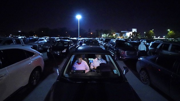 Louisiana. Zjemci o potravinovou pomoc ekaj pes noc v autech ped distribunm centrem ve mst Metairie (19. listopadu 2020)