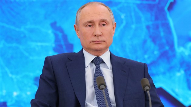 Tradiční několikahodinová tisková konference prezidenta Putina se letos kvůli pandemii poprvé koná online. Účastní se jí mluvčí Dmitry Peskov a novináři. (17. prosince 2020)