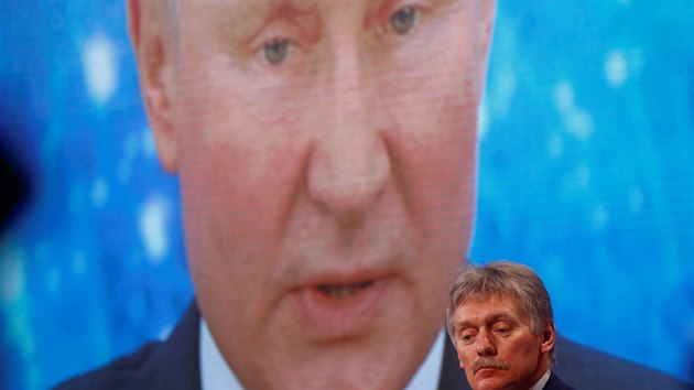 Tradin nkolikahodinov tiskov konference prezidenta Putina se letos kvli pandemii poprv kon online. astn se j mluv Dmitrij Peskov a novini. (17. prosince 2020)