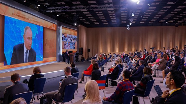 Tradin nkolikahodinov tiskov konference prezidenta Putina se letos kvli pandemii poprv kon online. astn se j mluv Dmitry Peskov a novini. (17. prosince 2020)