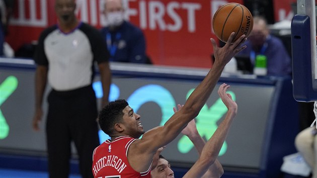 Chandler Hutchison z Chicaga zakonuje na ko Oklahoma City.