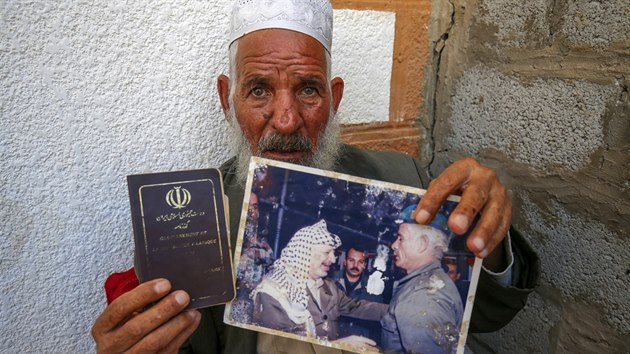 Ksim ajas ukazuje svj rnsk pas a fotografii s Jsirem Arafatem (11. listopadu 2020)