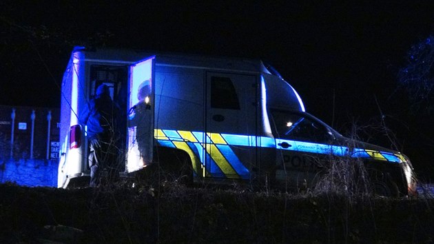 V ned�li r�no havarovalo auto do potoka v �valech u Prahy. (13. prosince 2020)