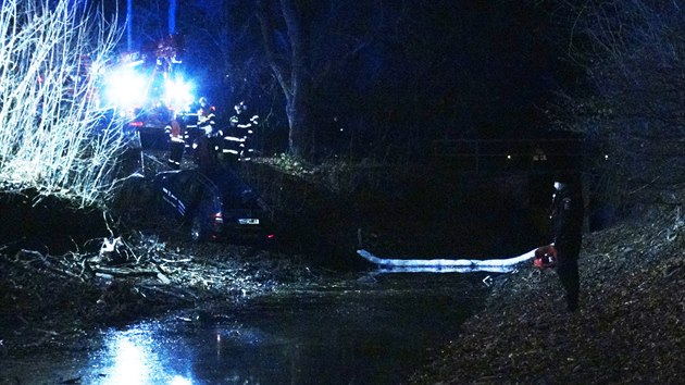 V nedli rno havarovalo auto do potoka v valech u Prahy. (13. prosince 2020)