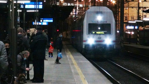 Na pražském Hlavním nádraží čekala rodina na chlapce, který odjel s jinou skautskou skupinou na výlet. (12. prosince 2020)