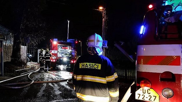 V noci na nedli bojovali hasii s porem autodlny a bytu v Dn-Hornm Oldichov. (12. prosince 2020)