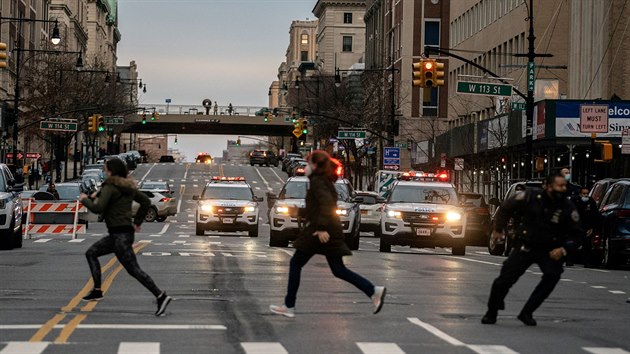 Lid na Manhattanu utkaj pot, co se u katedrly ozvala stelba. (13. prosince 2020)