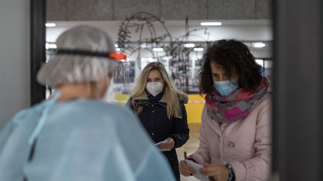 Lid ekaj na antigenn testovn na koronavirus v nemocnici v praskm Motole. (16. prosince 2020)