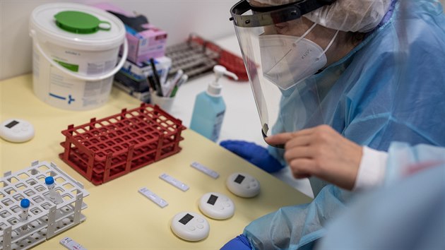 Antigenní testování na koronavirus v nemocnici v pražském Motole. (16. prosince 2020)