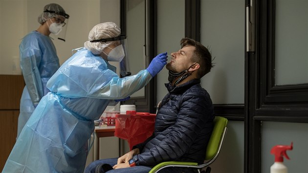 Antigenní testování na koronavirus v nemocnici v pražském Motole (16. prosince 2020)