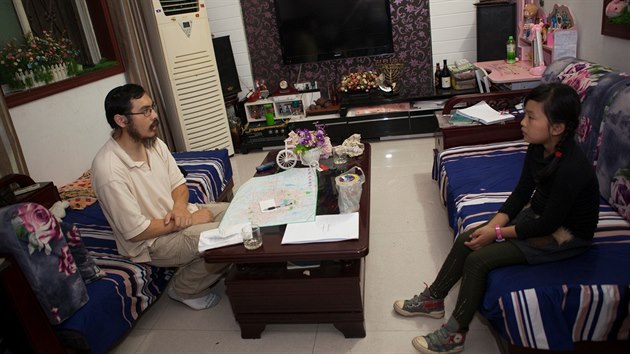 Americk dobrovolnk Baruch rozmlouv s nskou idovskou rodinou v Kchaj-fengu. (12. z 2013)