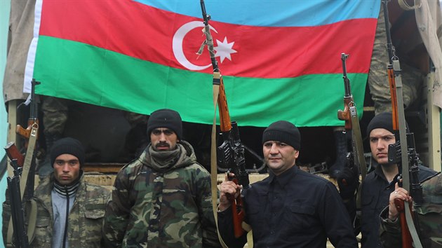 Pslunci zerbjdnskch sil pzuj ve vesnici Sukovuan, kterou dostali pod kontrolu. (7. prosince 2020)