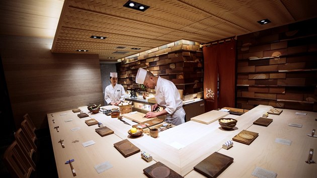 Mizuho Iwaiov se u v luxusn restauraci Onodera v japonskm Tokiu. (16. ledna 2020)