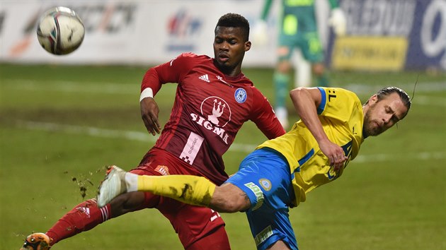 Florent Poulolo z Olomouce (vlevo) a Jakub Mare z Teplic v souboji o balon.