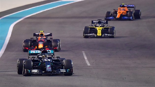 Lewis Hamilton z Mercedesu (v poped) bhem Velk ceny Ab Zab.
