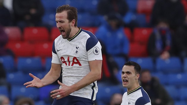 Harry Kane (vlevo) z Tottenhamu se raduje ze vstelen branky.